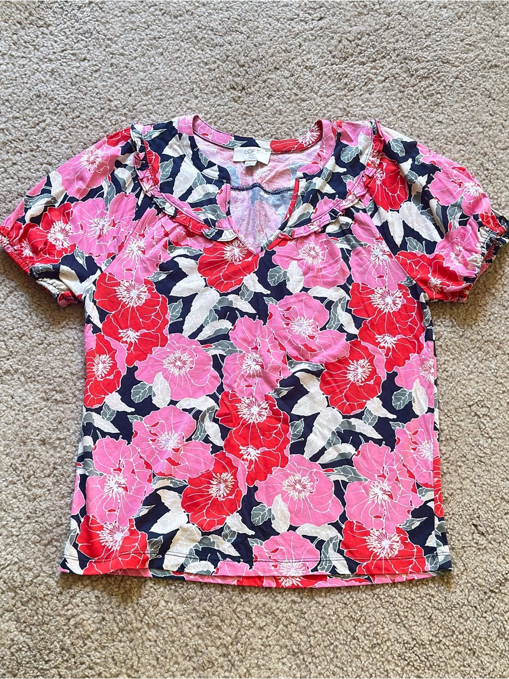 Loft Women’s V-Neck Floral Short Sleeve Top Pink and Red Pattern SIZE S Petite